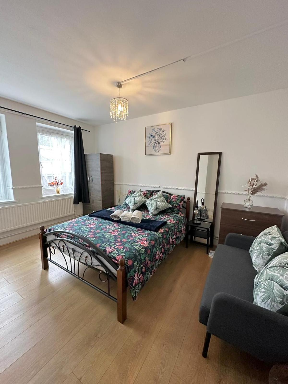 2 Bedroom Flat, 2 Minutes Walk To Bethnalgreen Station, Central Londra Dış mekan fotoğraf